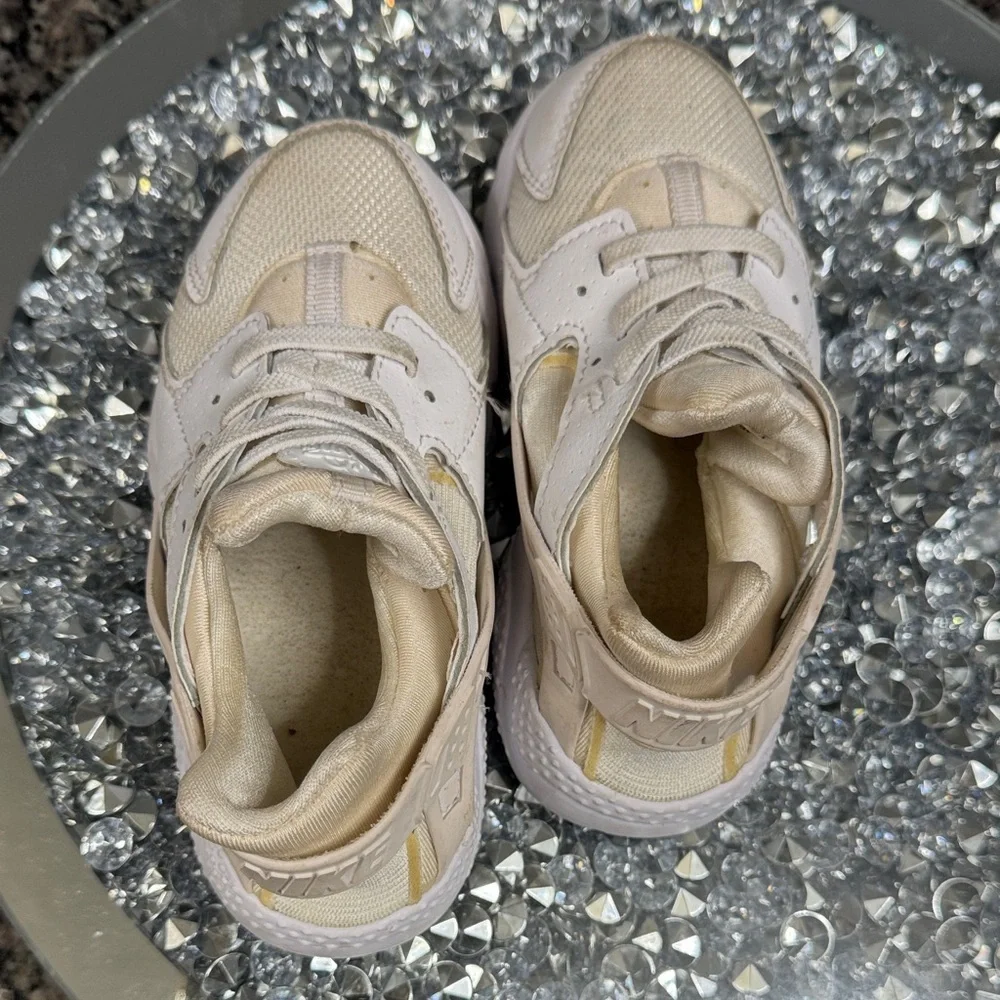 Nike huaraches Kids White and Tan Sneakers 10C